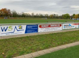 Neue Bandenwerbung am Kunstrasenplatz