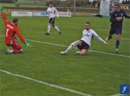 Moritz Alicke scheitert in Brachstedt mit einer der zahlreichen Chancen an Keeper Jonas Conrad