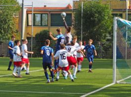 6:0 gewinnen unsere B2-Junioren (blau) gegen den SC Naumburg