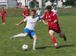 Sascha Gerber behauptet den Ball im Spiel bei der SG Einheit