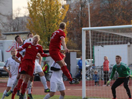 Tim Riechert und Christoph Hoberg versuchen erfolglos den Ball ins Buna-Tor zu köpfen