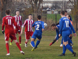Dominik Zech (Nr. 2) schießt zum 1:0 ein (Foto: B.Mandel)
