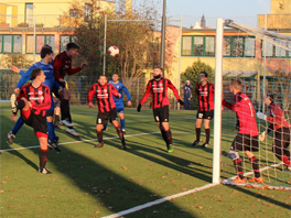 Tim Riechert mit einem Kopfballversuch gegen Lettin