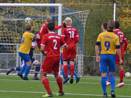 Tim Riechert köpft zum 1:0 für Turbine ein (Foto: B.Mandel)