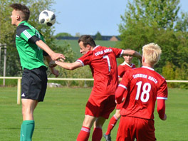 Christopher Carpentier (Nr. 7) im Kopfballduell in Eisdorf