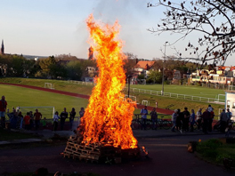 Osterfeuer auf dem Felsen