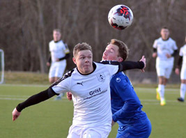 Clemens Löffler (blau) im Duell gegen den SV Einum