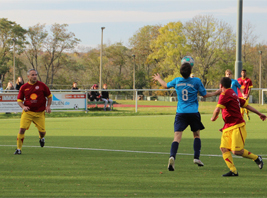 Fabian Förster (Nr. 8) leitet für Turbine III die nächste Chance ein