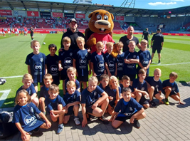 Unsere Einlaufkids mit Maskottchen Hallotri vor dem Spiel