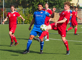 Turbines Torschütze Julius Kahle ist vor Westerhausens Vargas am Ball