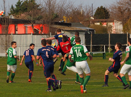 HTB-Keeper Krupp bereinigt die Situation im Spiel gegen T2