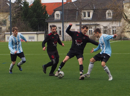 Jonas Wehse im Kampf um den Ball gegen den Roten Stern