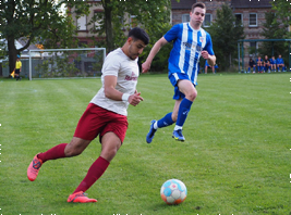 Amir Diabi behauptet den Ball gegen Alex Gratzer in Kanena