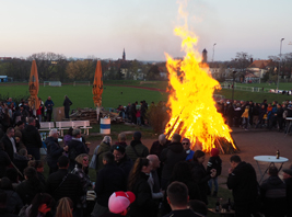 400 Gäste kamen zum Osterfeuer 2023 auf dem Felsen