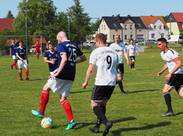 Basti Thiel behauptet den Ball gegen Ives Hartwig vom 1.SV Sennewitz