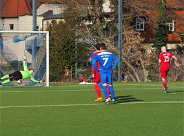 Basti Thiel verwandelt vom Punkt zum 1:1