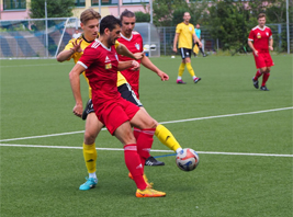 Elias Kindl sichert den Ball gegen den VfB Gräfenhainichen