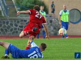 Der eingewechselte Carl Ulbrich kann hier seinem Leunaer Gegenspieler entwischen (Foto: TSV Leuna/ fupa.net)