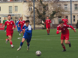 Marcel Uhlmann im Laufduell für Turbine beim 0:0 gegen Leuna