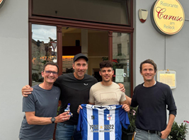 Tom Hogrefe wird durch Wurbi, Rico und Hayo am Caruso verabschiedet