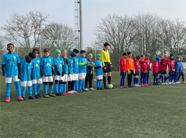 Unsere E2-Junioren (rot) siegten 5:1 beim FC Halle-Neustadt II