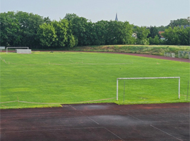Der Rasenplatz ist zur Zeit überwiegend gesperrt