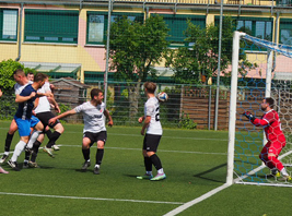 Sascha Gerber köpft gegen Naumburg an den Pfosten