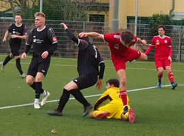 Marcel Uhlmann kommt knapp gegen Reußens Keeper Benjamin Wolfhard zu spät