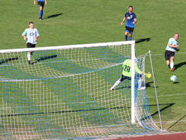 Tobi Schöbel schiebt den Ball zum entscheidenden 3:1 für Turbine II an Keeper Bethke vorbei ins Tor